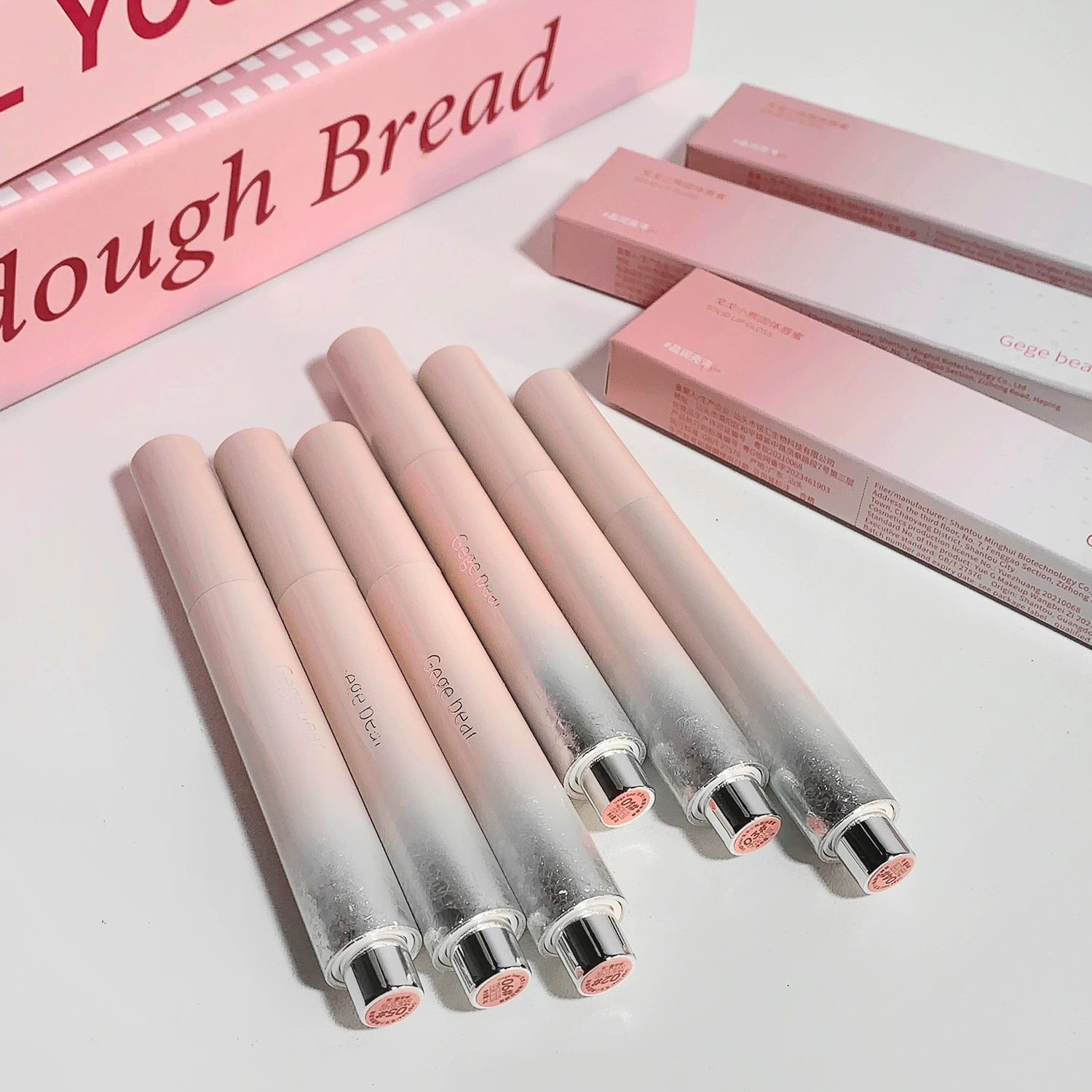 Moisturizing lip gloss, lipstick, mirror effect, plump lips effect translation to Russian