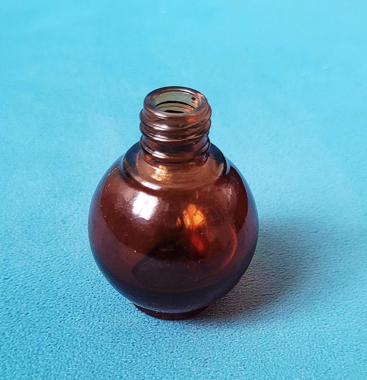 Botella de esmalte de uñas de dos cabezas Botella de pegamento para colorear productos para el cuidado de la piel Botella de maquillaje de subempaque Botella de brillo de labios portátil líquido de diferentes propiedades