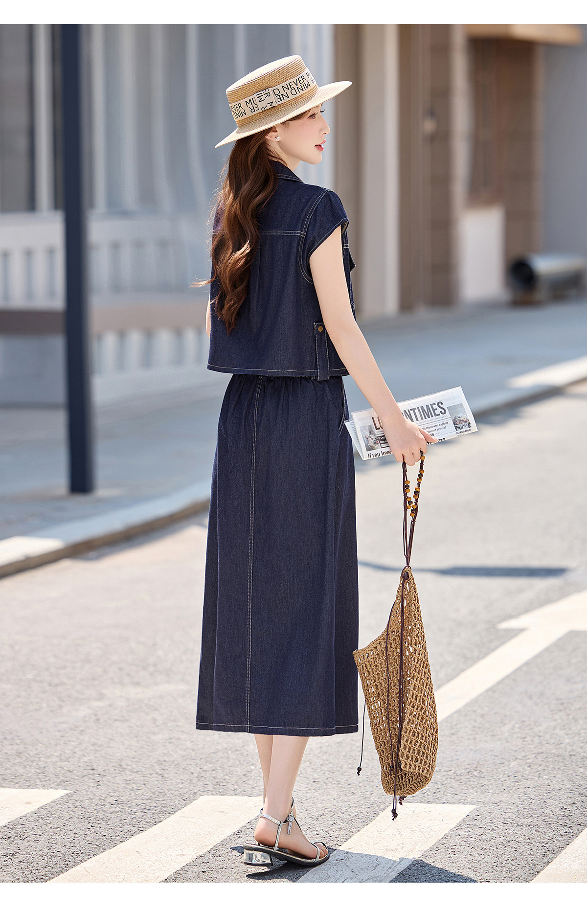 Bộ váy denim ba mảnh gồm áo khoác vest không tay, áo hai dây và chân váy midi — Màu ảnh chi tiết 20