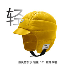 耳を遮る羽毛の帽子の屋外の登山は軽くて快適です。