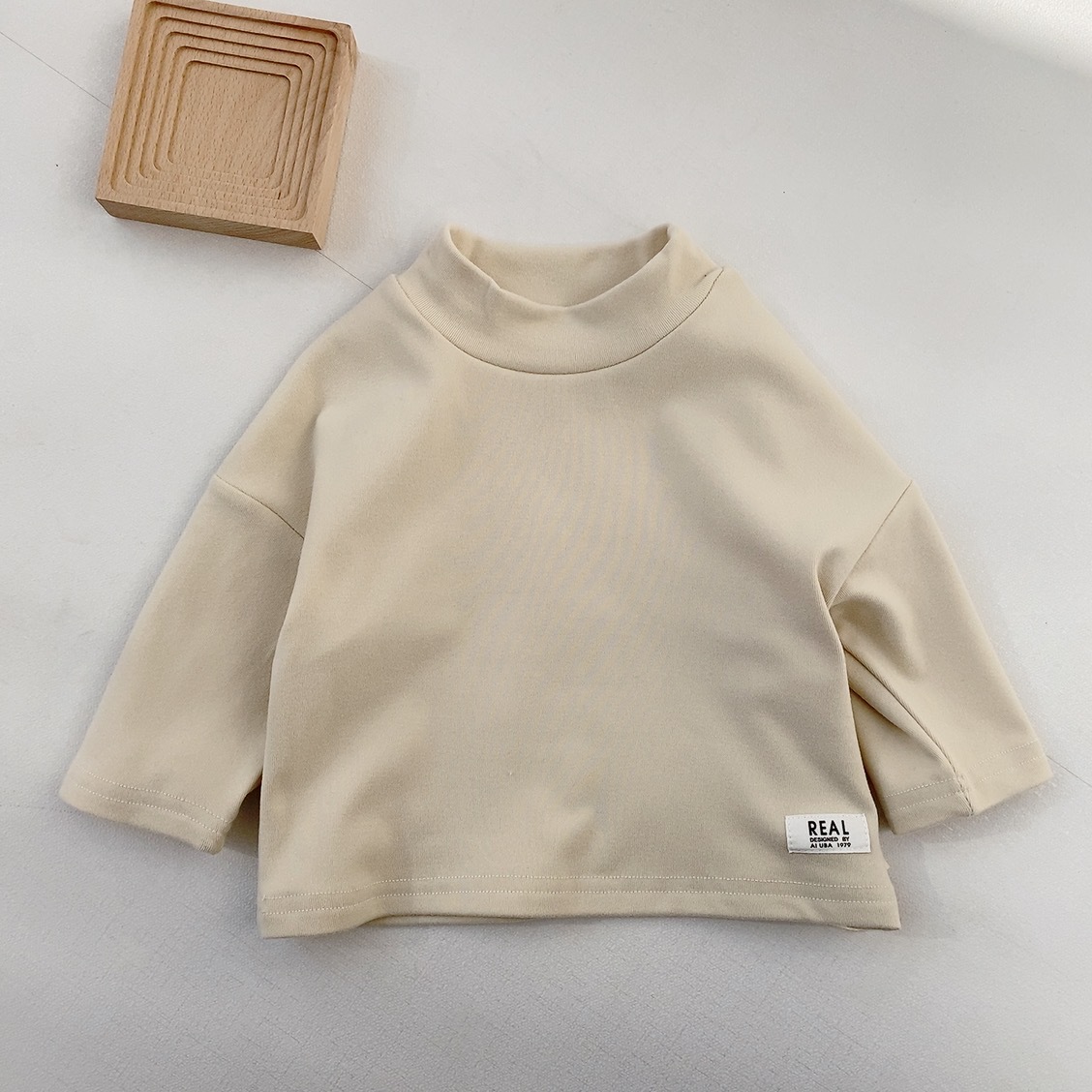 Camiseta de capa base para niños, ropa infantil de estilo coreano, camiseta de capa base a rayas con media cuello alto para bebé, jersey para bebé de primavera y otoño.