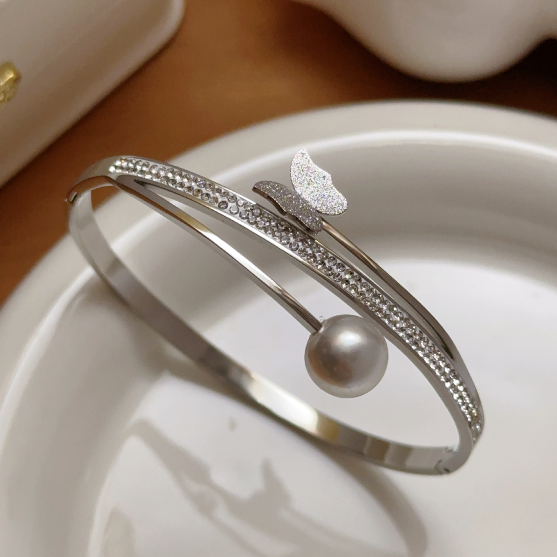Corea del Sur Dongdaemun ins titanio acero 18k oro mariposa perla diamantes tres aberturas pulsera nicho pulsera de moda mujer