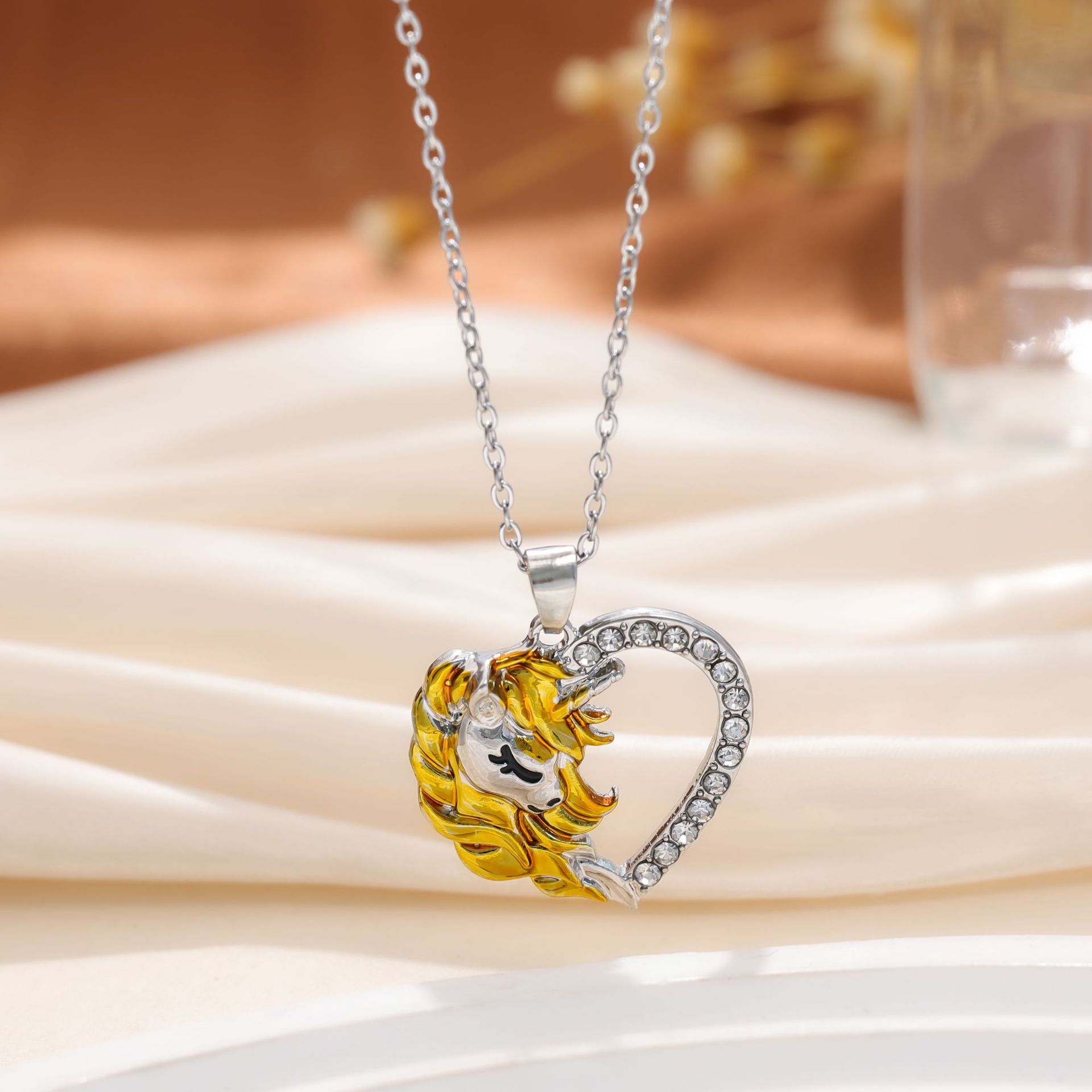 Venta caliente transfronteriza europea y americana colgante de amor de diamantes coloridos en forma de corazón collar de mujer collar de unicornio regalo del día de la madre