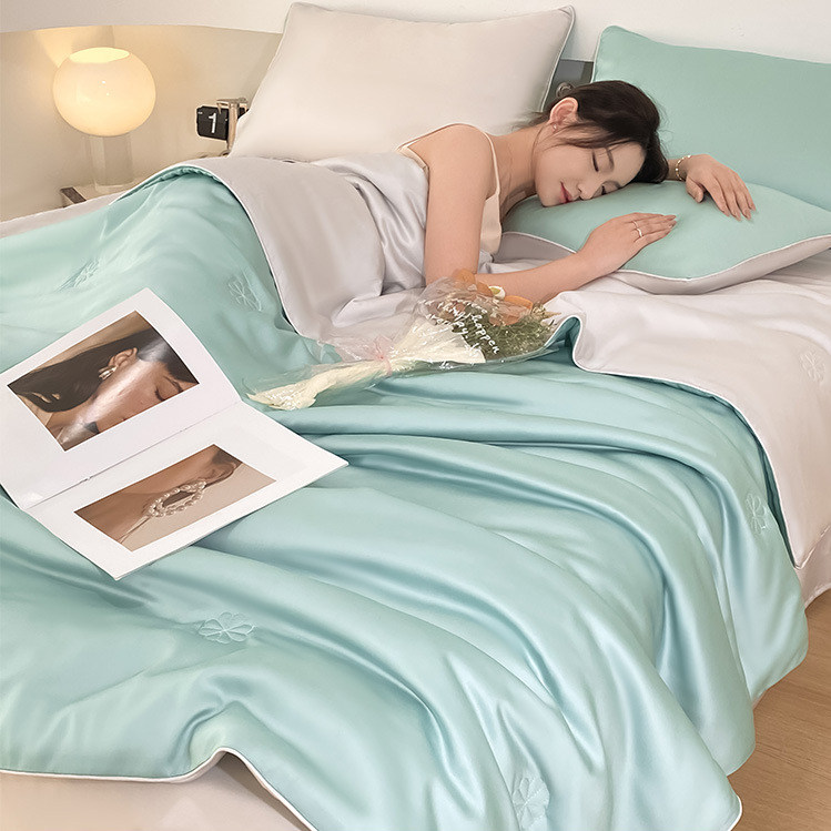 Edredón de aire acondicionado de seda de hielo fresco de verano 2025 nuevo edredón de enfriamiento de verano lavable a máquina de cuatro piezas edredón fino simple y doble