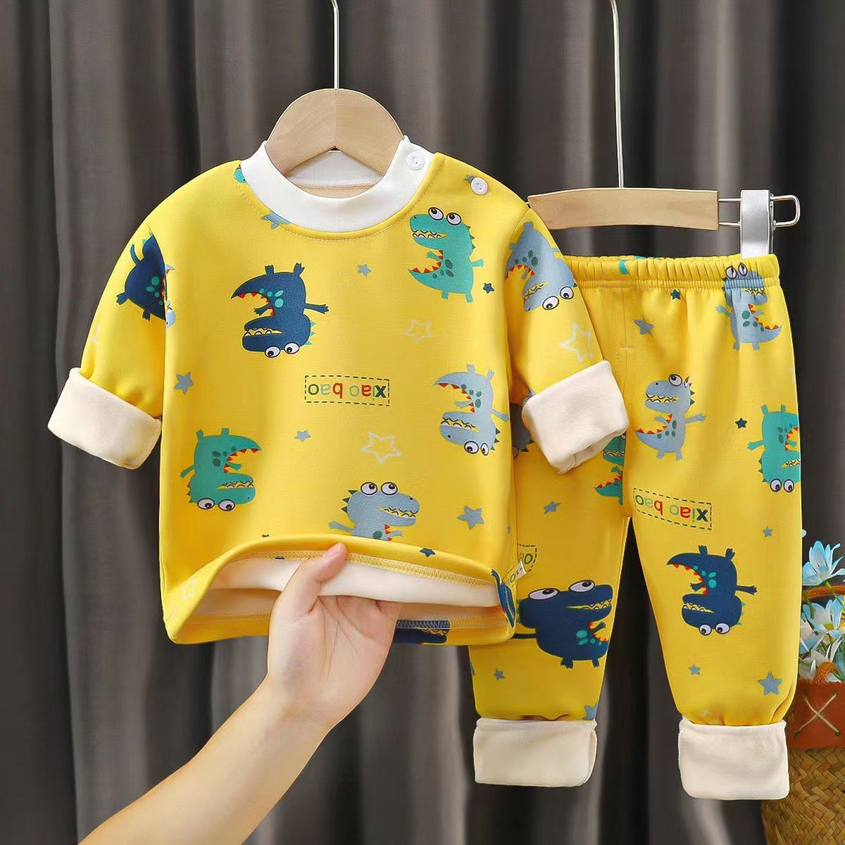 Traje de seda más terciopelo Leche amarilla (dinosaurio)