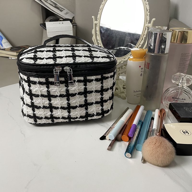 The new simple plaid is plaid makeup bag square portable makeup skin care cosmetic bag foreign trade wholesale