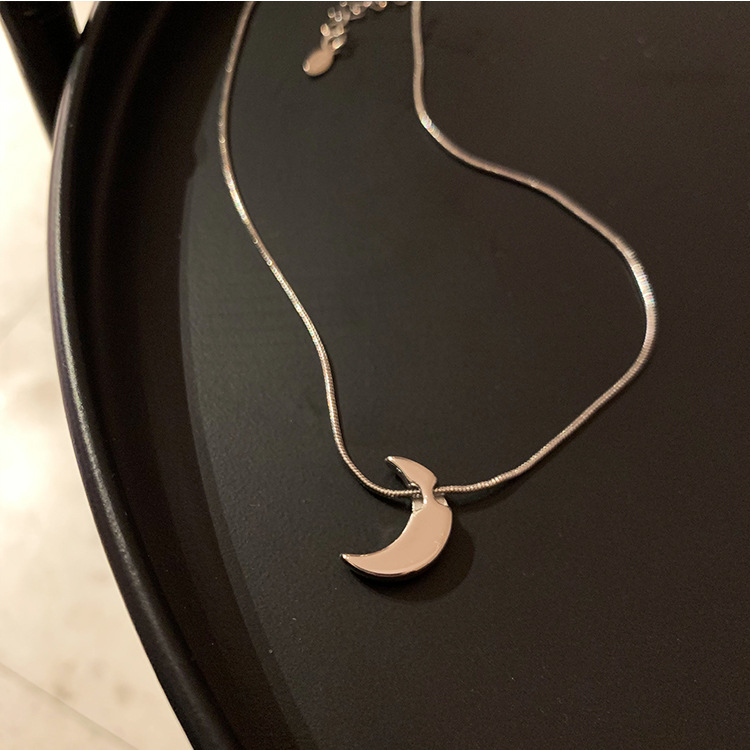 Ig Style Moon Titanium Steel Polishing Pendant Necklace display picture 3