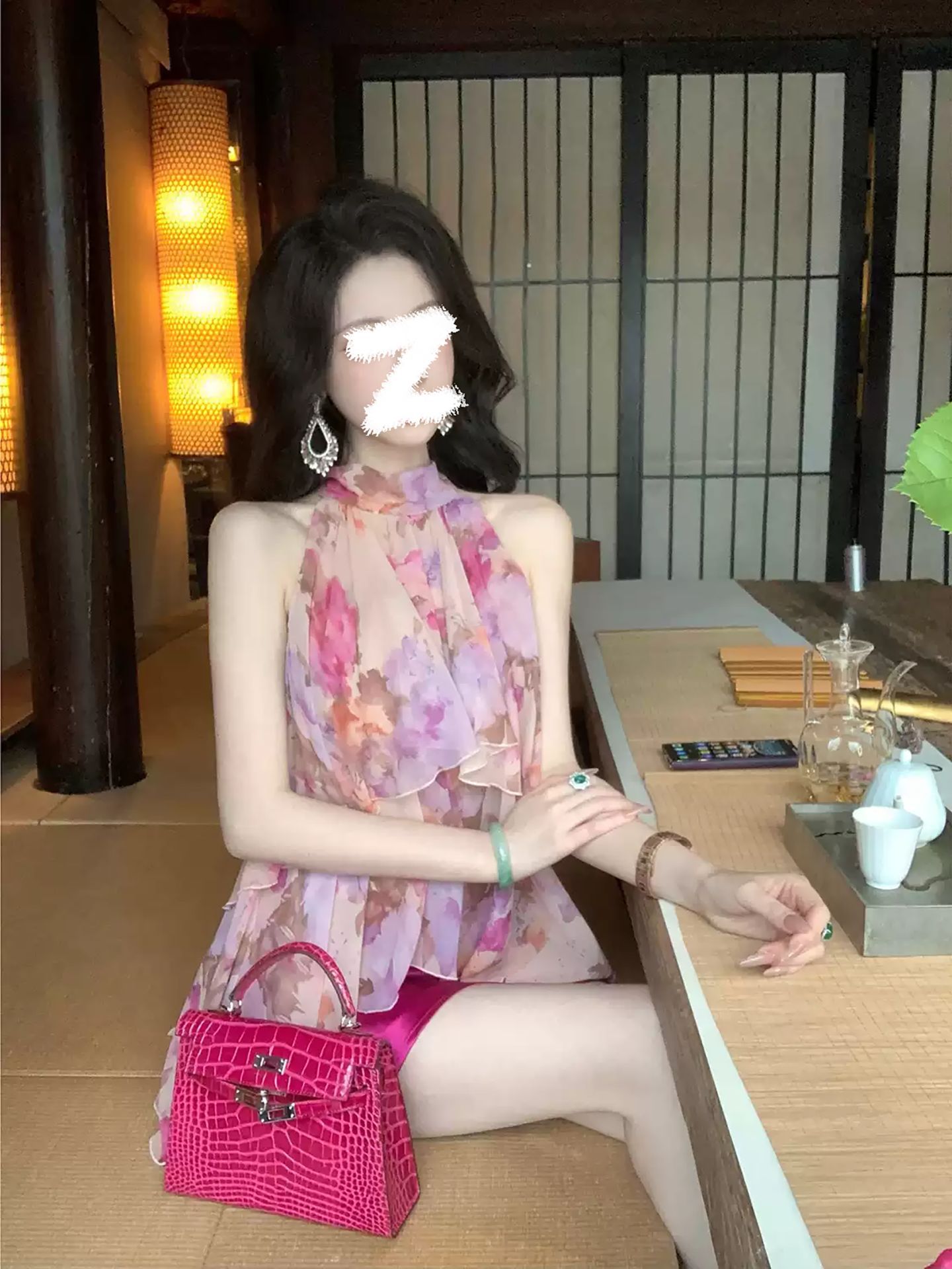 Áo croptop nữ cổ yếm không tay in họa tiết hoa, phối eo thon gọn — Màu tím hồng chi tiết 3