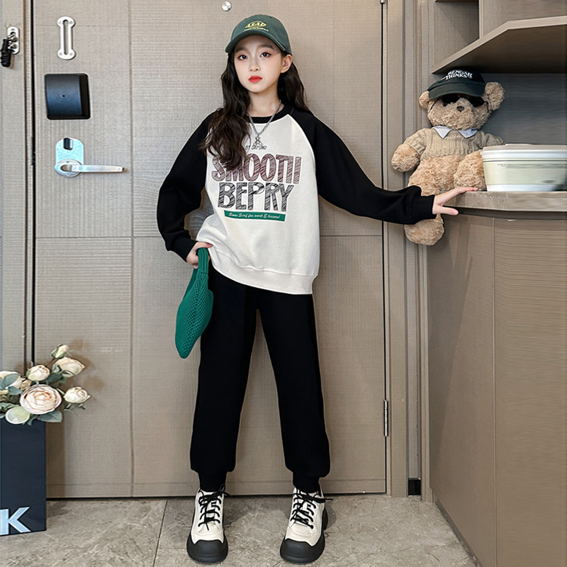 Traje de suéter de otoño para niñas 2024 nuevo estilo para niños, estilo occidental y moda, traje de dos piezas de deportes de ocio de celebridades de Internet para niños grandes