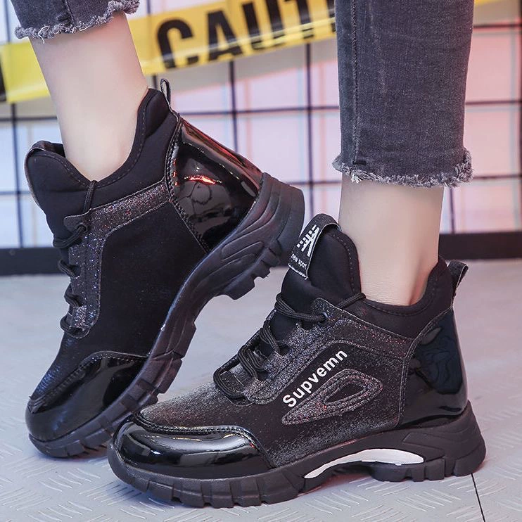 Весенние и осенние кроссовки увеличены в новой мягкой подошве