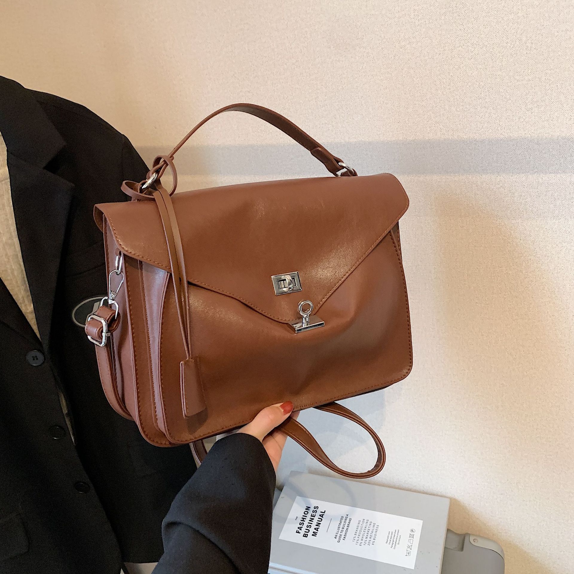 하이 엔드 대용량 레트로 메신저 백 잠금 버클 핸드백 여성의 새로운 틈새 가을 및 겨울 어깨 크로스 바디 백