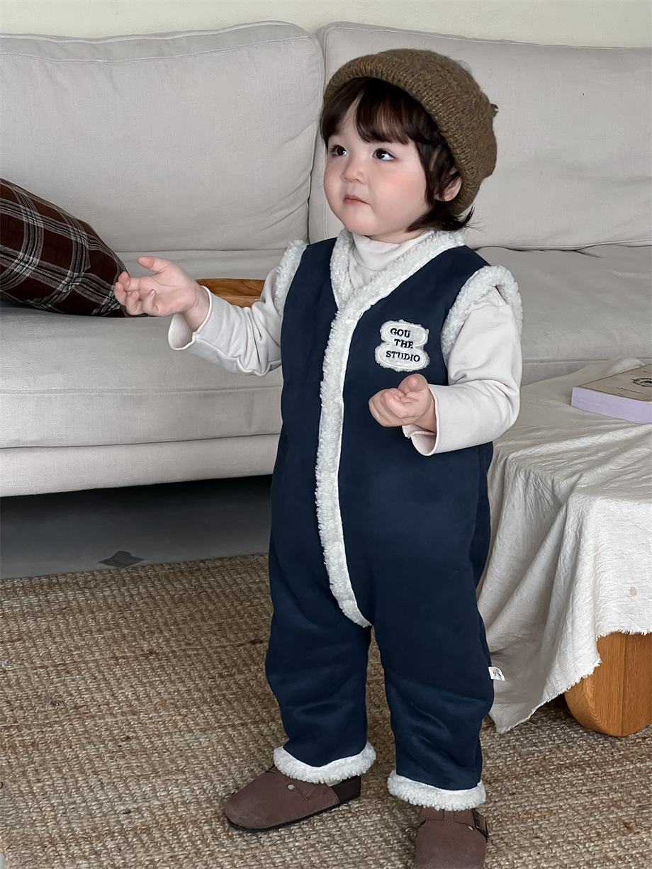 Ropa infantil de otoño y invierno ropa infantil coreana ropa para bebés fuera de casa 2025 ropa de otoño y invierno chaleco de peluche para niños ropa de escalada unida image 1