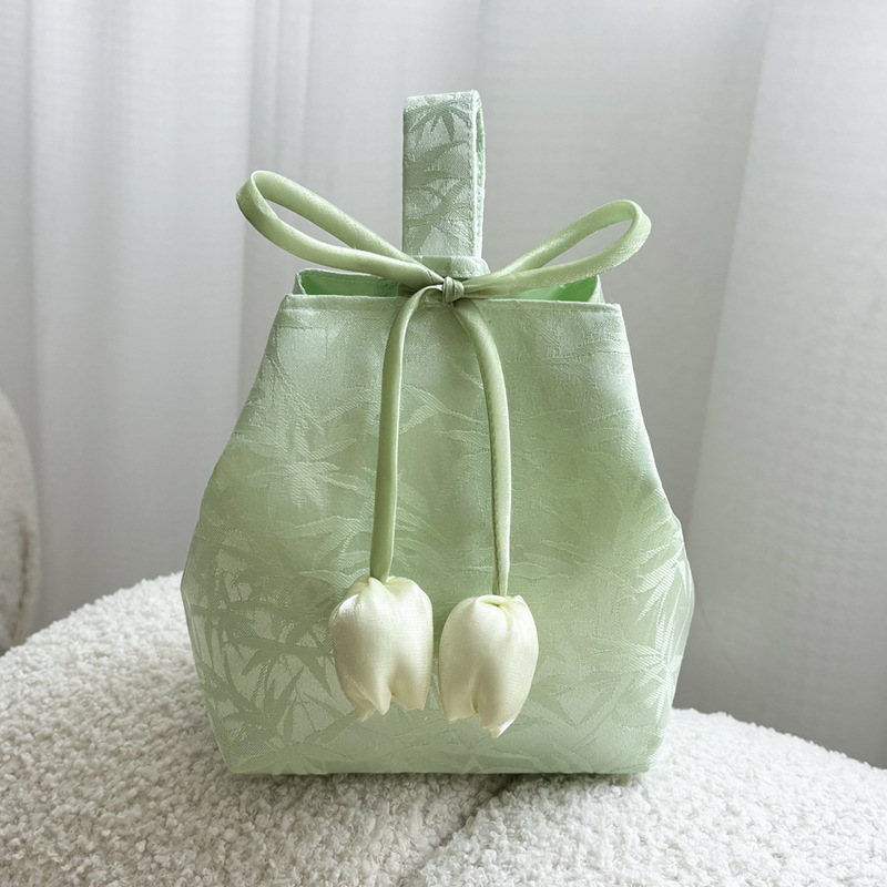 結婚祝いのお土産手提げ袋チューリップがきらきらしています。|undefined