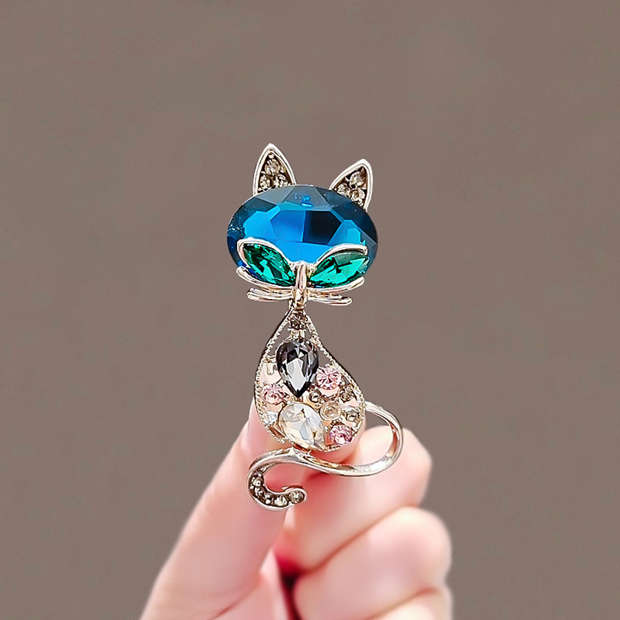 New Stylish and Fashionable Sapphire Cat Brooch with Electroplated Diamond-Studded Suit Lapel Pin, Niche High-End Accessory
