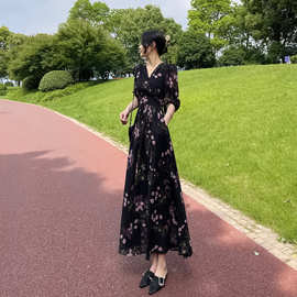 黑色碎花连衣裙女2025夏季新款气质收腰显瘦桔梗法式小个子长裙子
