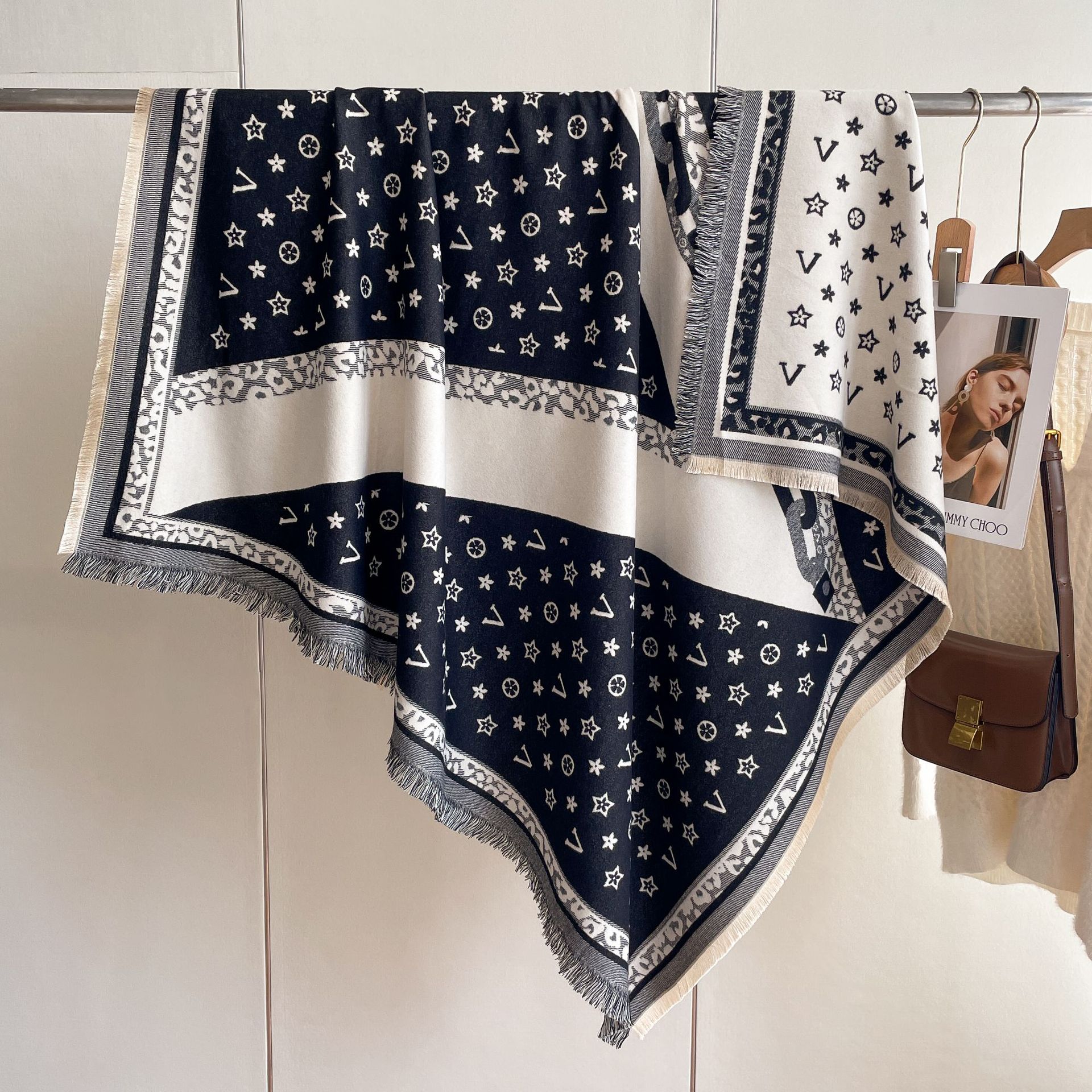 Europa y América nuevo chal de Cachemira de gran tamaño elegante todo fósforo carta impresa bufanda invierno engrosada bufanda caliente para las mujeres