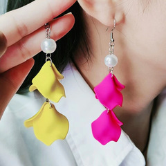 新商品のボヘミアン風真珠の花びらの長いイヤリングのアクリル真珠のイヤリングのシンプルなイヤリングのイヤリングの女性