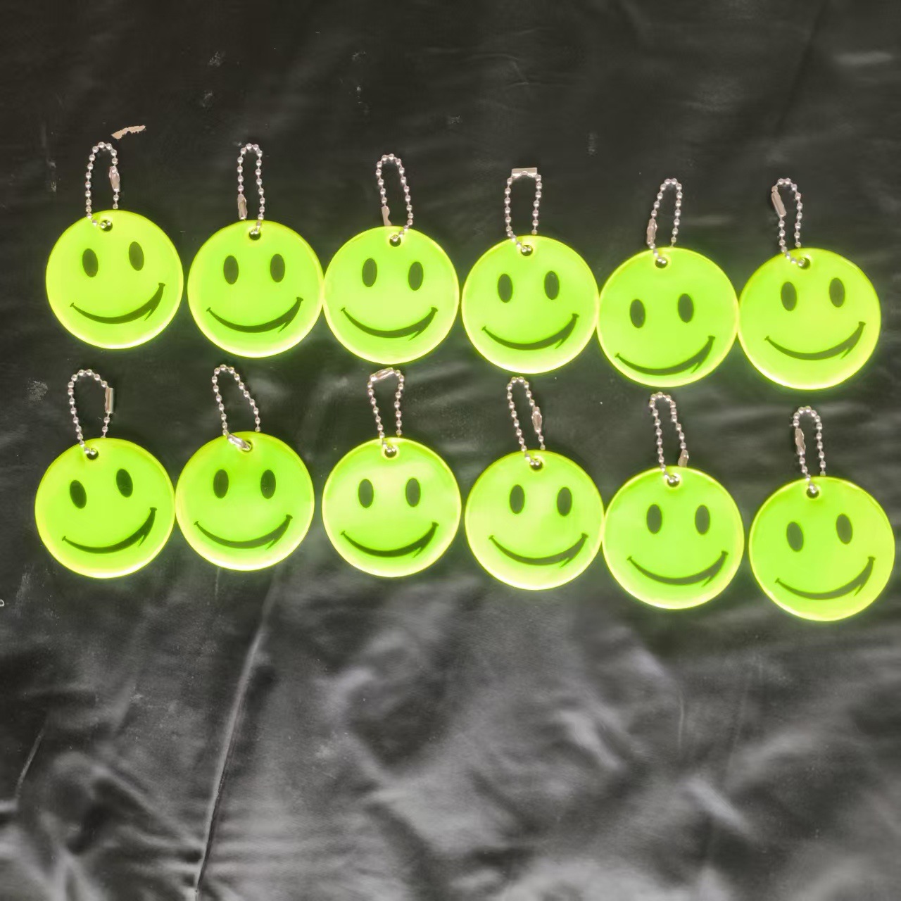 Estrictamente seleccionado 5 cm sonriente estrella de cinco puntas fútbol mariposa colgante reflectante pvc noche llavero mochila colgante