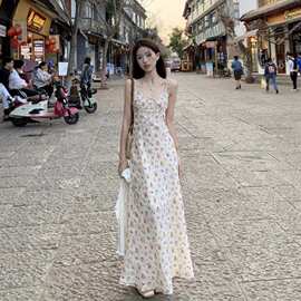 法式白色碎花吊带连衣裙女夏日绝美小裙子收腰显瘦海边度假长裙子