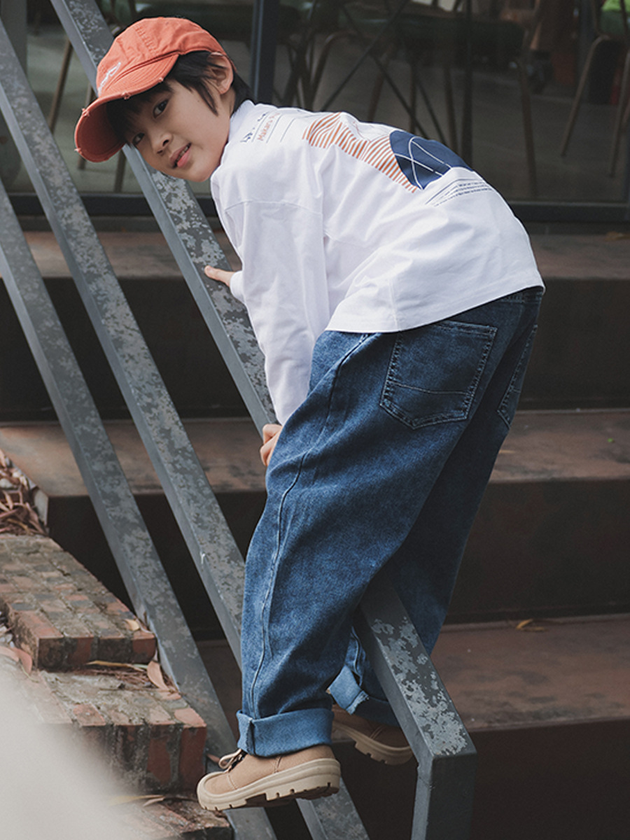 子供のジーパン2025春の新型男の子のゆったりしたストレートズボンの中の大きい子供の柔らかいデニムのカジュアルなズボンのファッション