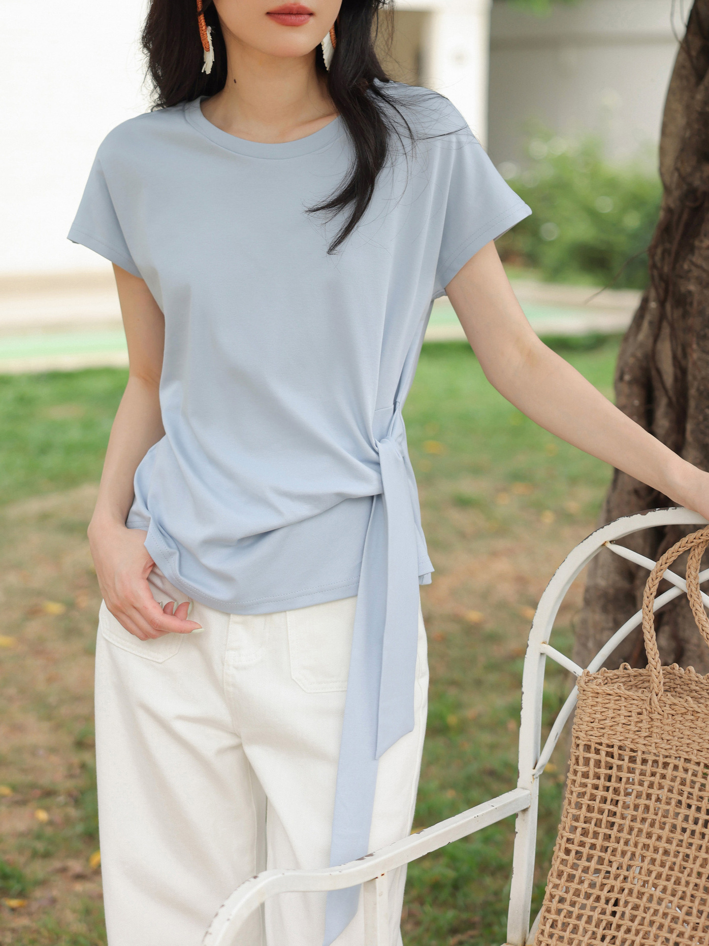 Áo thun nữ thiết kế thắt lưng bất quy tắc tay ngắn — màu xanh nhạt