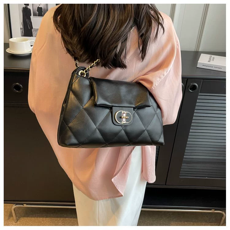 Capacious shoulder bag, summer one-shoulder bag with diamond pattern, 2023, chain bag