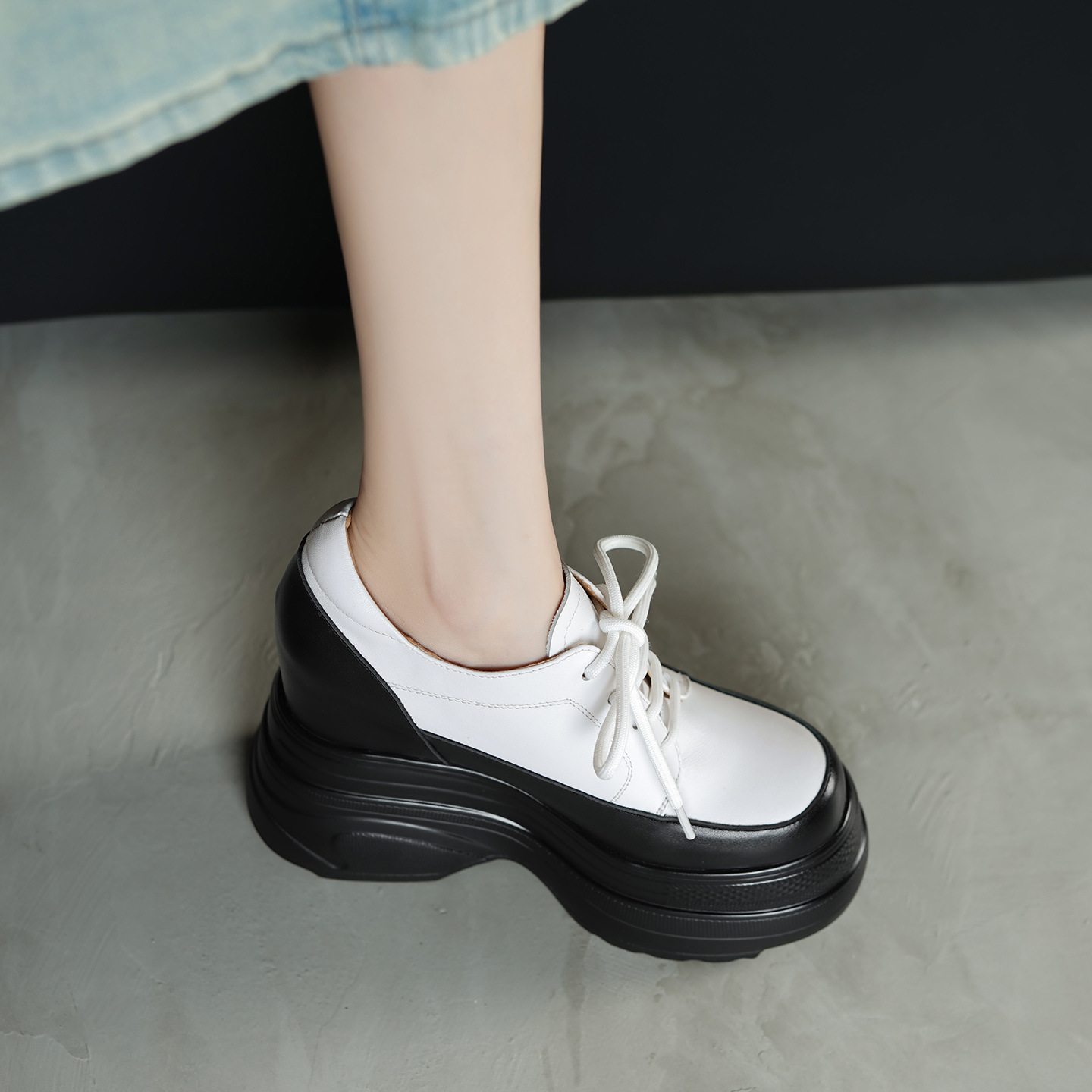 Giày bệt nữ tăng chiều cao 14cm siêu cao gót, đế xuồng dày, buộc dây loafer — đen, trắng