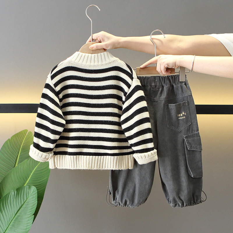 6148 traje de otoño para niños 2025 nuevo abrigo de suéter a rayas para niños fresco y guapo, traje de tres piezas de primavera y otoño para bebés