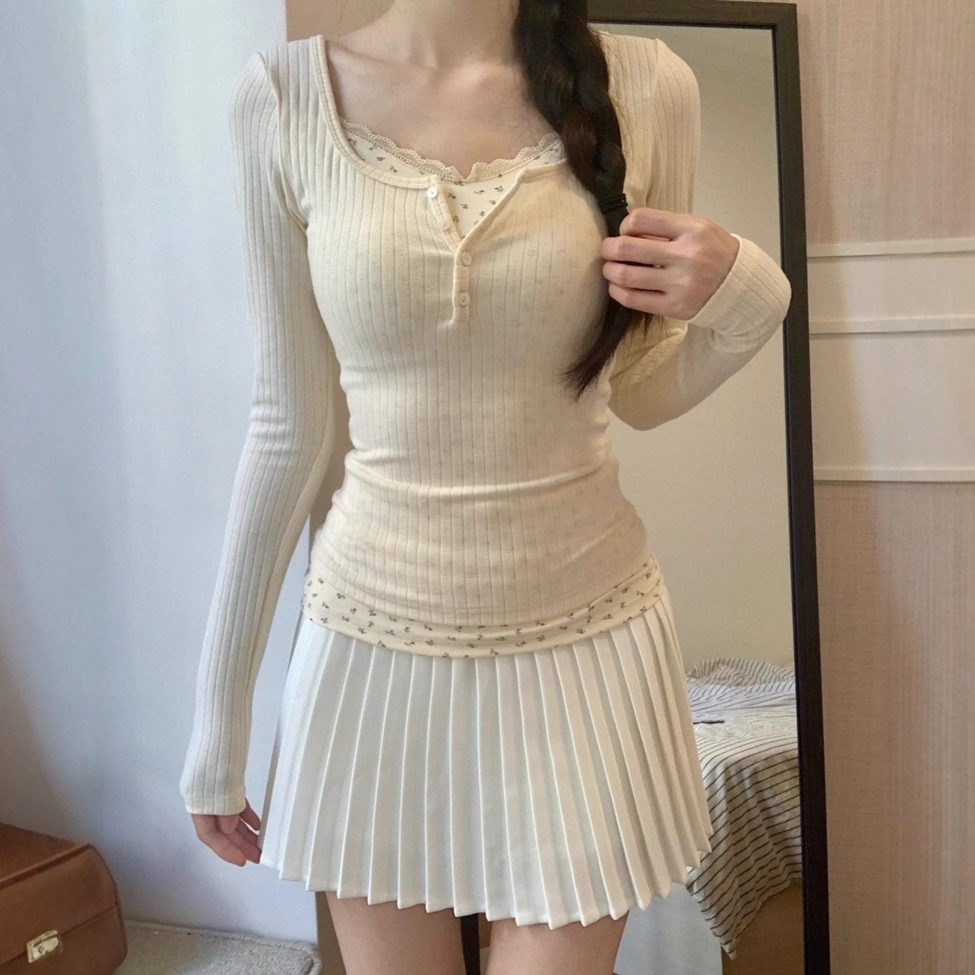 Lace floral long-sleeved T-shirt, layered design, perfect for a sexy and alluring look in autumn and winter. Short, slim-fitting, and flattering base layer.