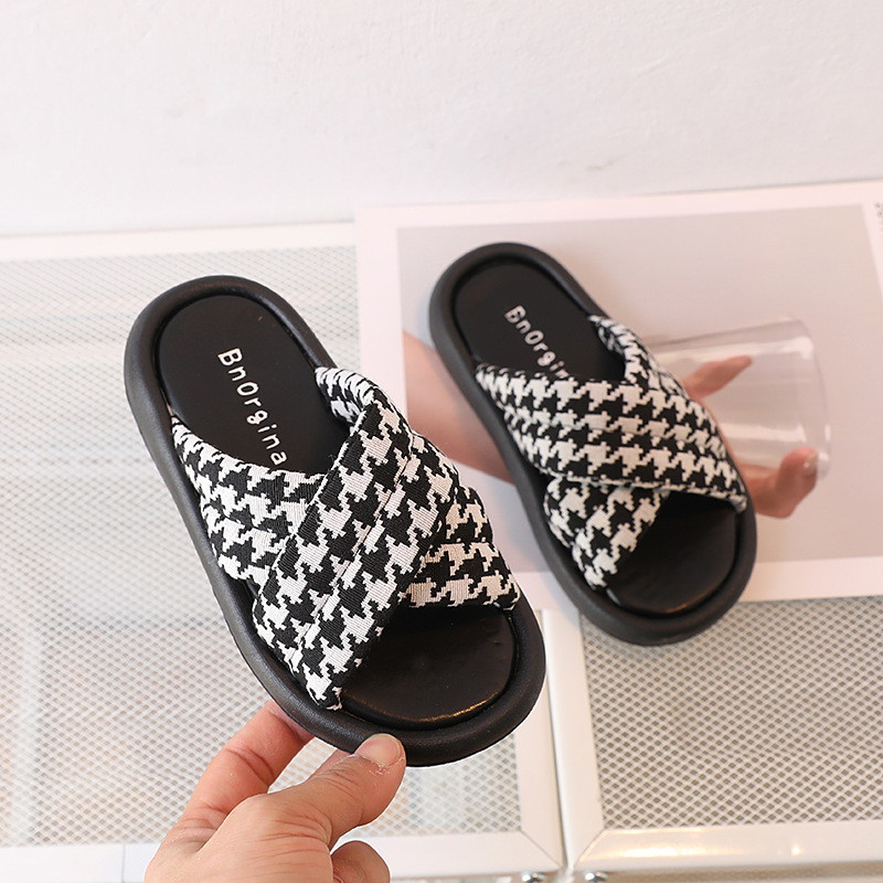 Pantoufles d'extérieur pour enfants, nouvelle collection été 2023, à carreaux croisés, mode coréenne, pantoufles décontractées pour filles, une ligne_voghion.com