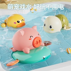 子供用お風呂のおもちゃ、水泳用の小さなカメ、男の子と女の子が水浴びをする、幼児が水で遊ぶ