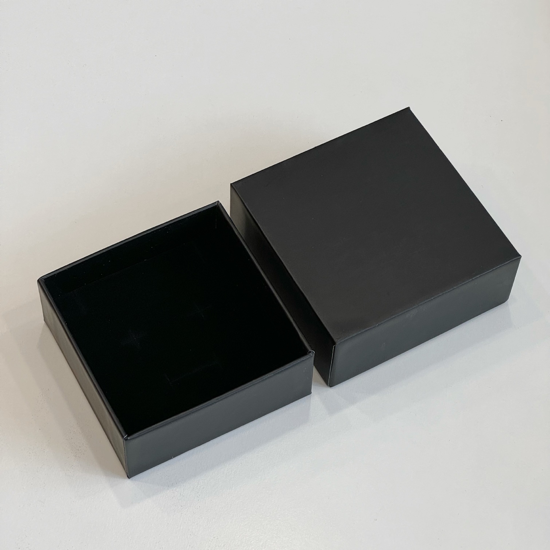 Black heaven and earth cover (no pattern); 9*9*3.5cm