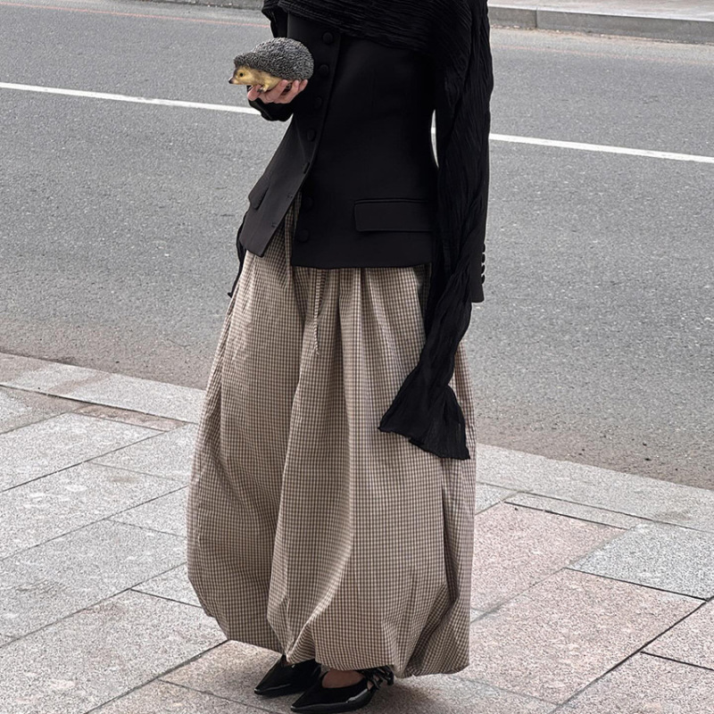 夏の新しいスタイルの茶色のチェック柄の女性用ルーズバブルパンツ、ファッショナブルでカジュアルなデザイン、2025年の国境を越えた通勤|undefined