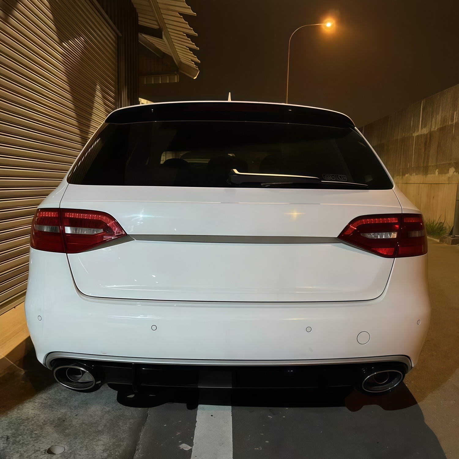 09-12 models suitable for Audi A4L, modified with RS4-style front bumper and RS4 front grille, directly supplied by the manufacturer