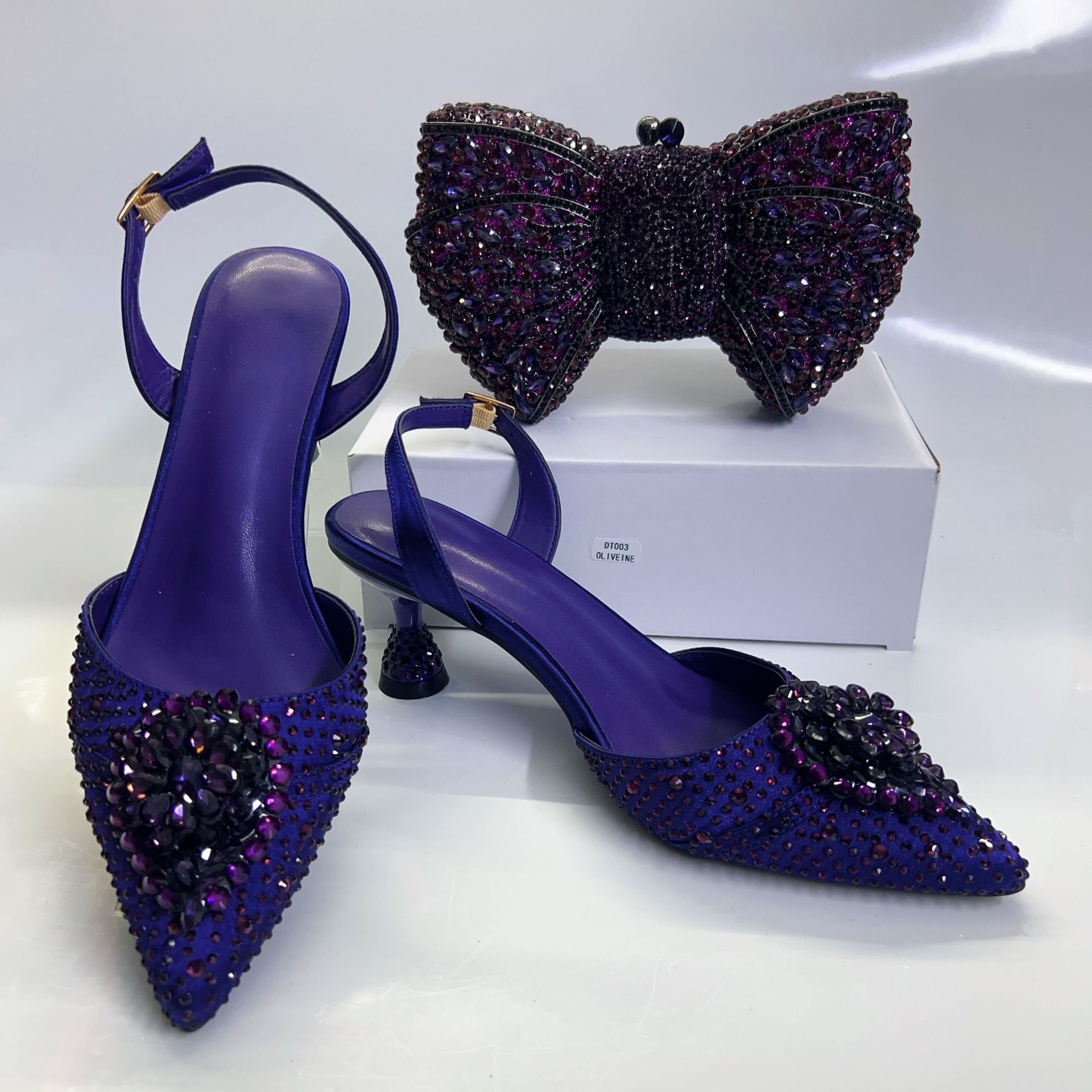 Selección estricta de zapatos de estilo italiano nuevos tacones delgados sandalias de bodas banquete de diamante puntuales zapatos de mujer