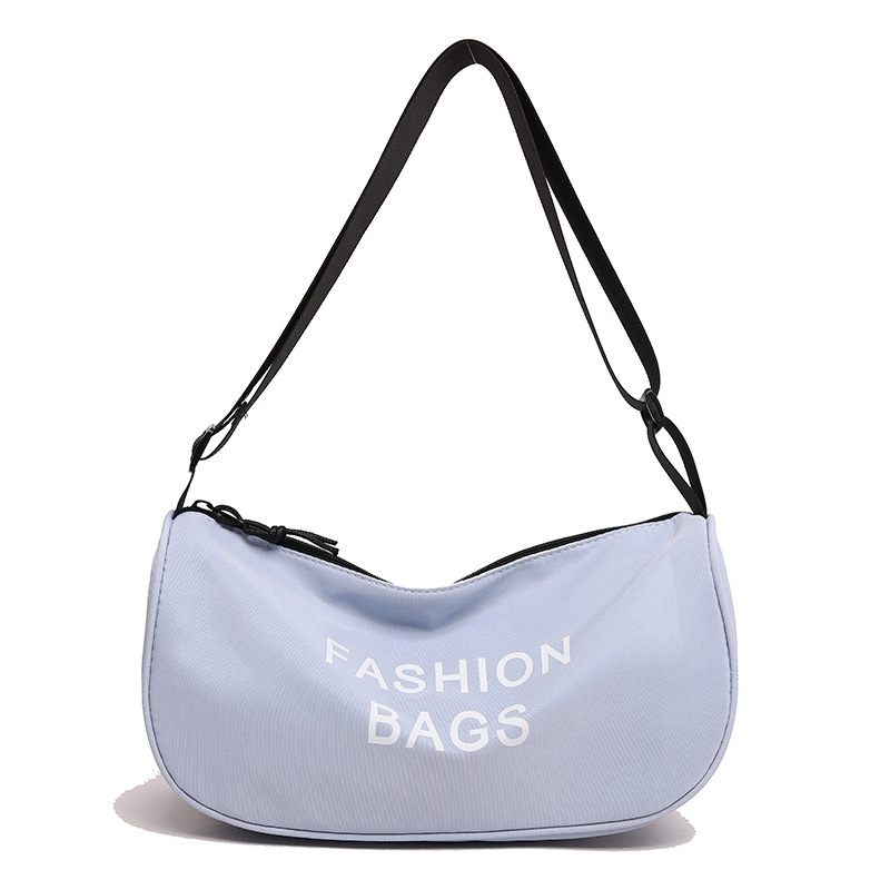 La versión coreana de la bolsa de hombro con estilo deportivo simple es una bolsa de ropa de trabajo y tela Roja de Internet.