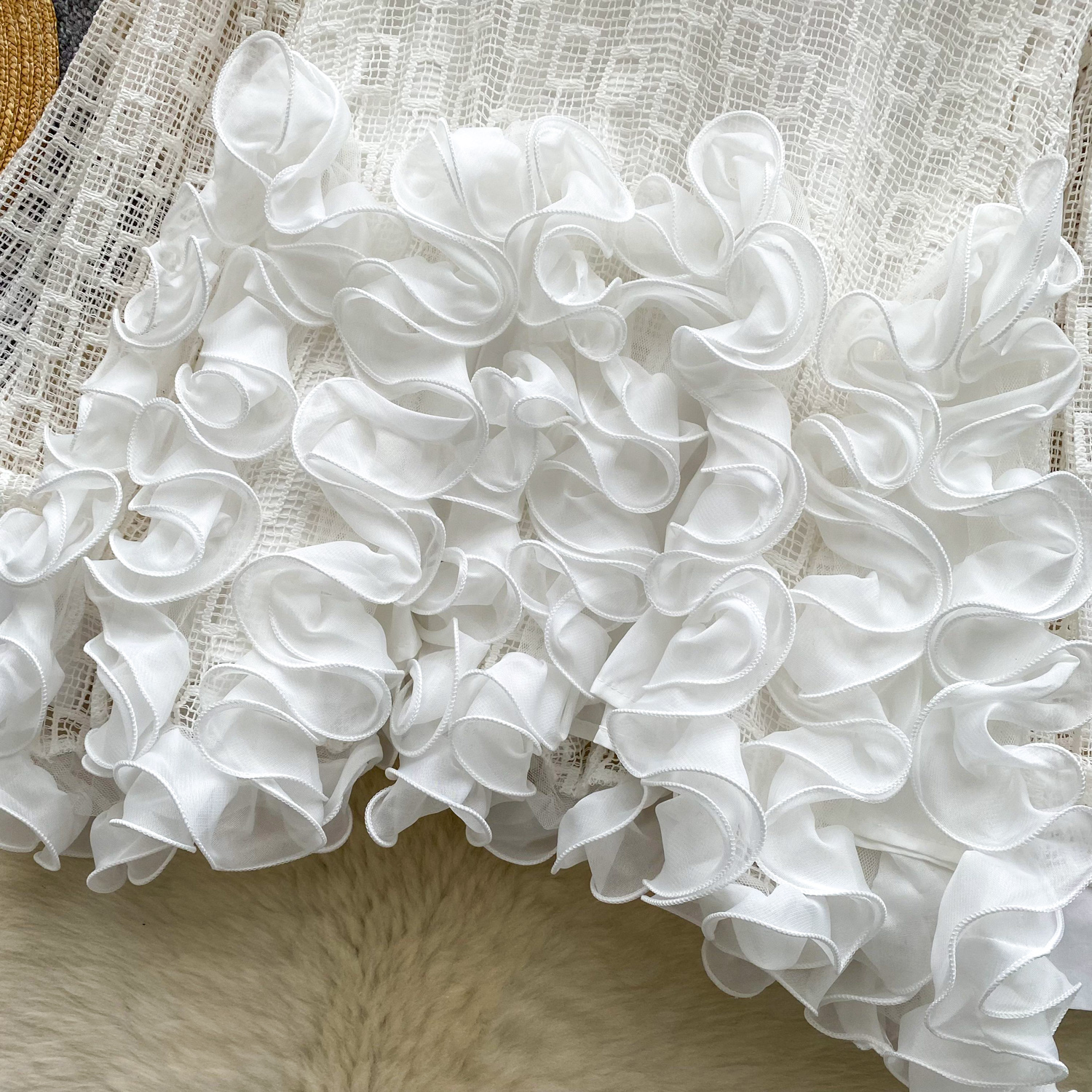 Elegante Bluse mit Laternenärmeln – Oversize-Top aus transparentem Mesh mit Rüschenbesatz (Einheitsgröße, Polyester, Schwarz/Weiß)_voghion.com