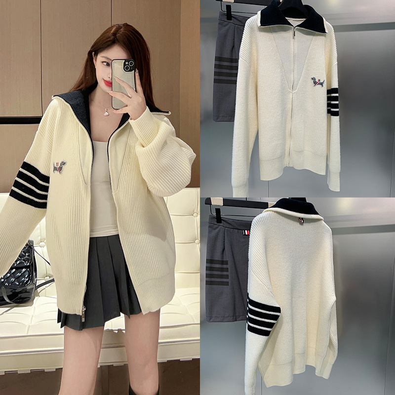 In-Stock 26 Winter High-End Version Tb Four-Stripe Wool Knit Drop Shoulder Zipper Shawl Collar Embroidered Dog Thick Sweater In-Stock 26 Winter High-End Version Tb Four-Stripe Wool Knit Drop Shoulder Zipper Shawl Collar Embroidered Dog Thick Sweater
