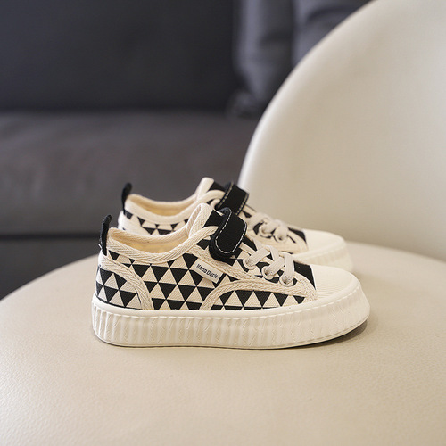 Baby girl and boy canvas shoes, 2024 new spring and autumn kindergarten indoor shoes, soft sole walking shoes