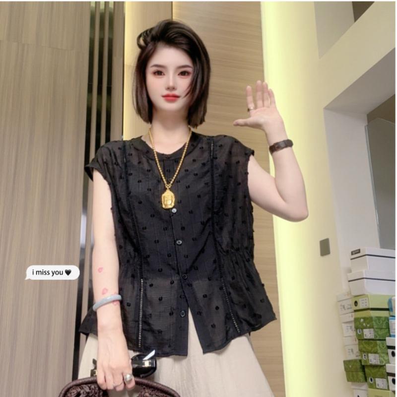 French-Style V-Neck Sleeveless Shirt with Lace Cutouts, Breathable, Slimming, Versatile Summer Top with a Linen Feel French-Style V-Neck Sleeveless Shirt with Lace Cutouts, Breathable, Slimming, Versatile Summer Top with a Linen Feel