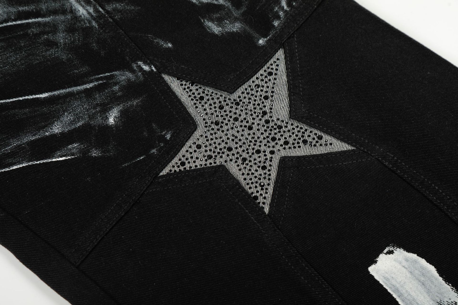 Jean en denim noir délavé, coupe ample, jambe droite, style vintage, effet peinture éclaboussée, pour homme et femme._voghion.com