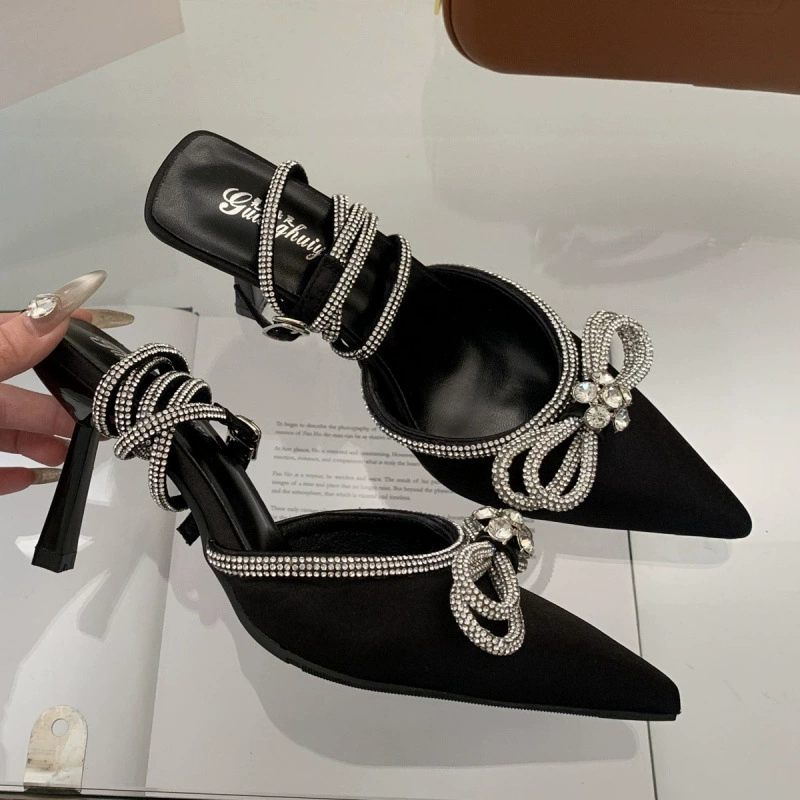 Супер-шлёпанцы на высоком каблуке для женщин 2025 года, новые, с заострённым носком, бантом, стразами, кольцом на щиколотке, сверкающие чёрные сандалии с закрытым носком