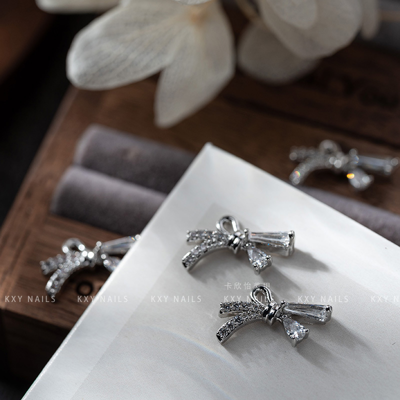 Clavo cobre con incrustaciones mariposa pajarita circón pequeña joyería Retención de color avanzado de lujo ligero tridimensional popular en línea popular accesorios de uñas