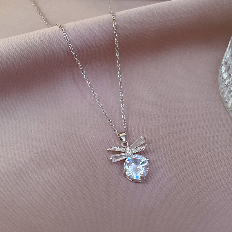 [Titanstahl] Leichte Luxus-Mikro-Intarsien-Fliege-Zirkon-Halskette aus echtem Gold für Damen im neuen Stil Schlüsselbeinkette mit einem_voghion.com