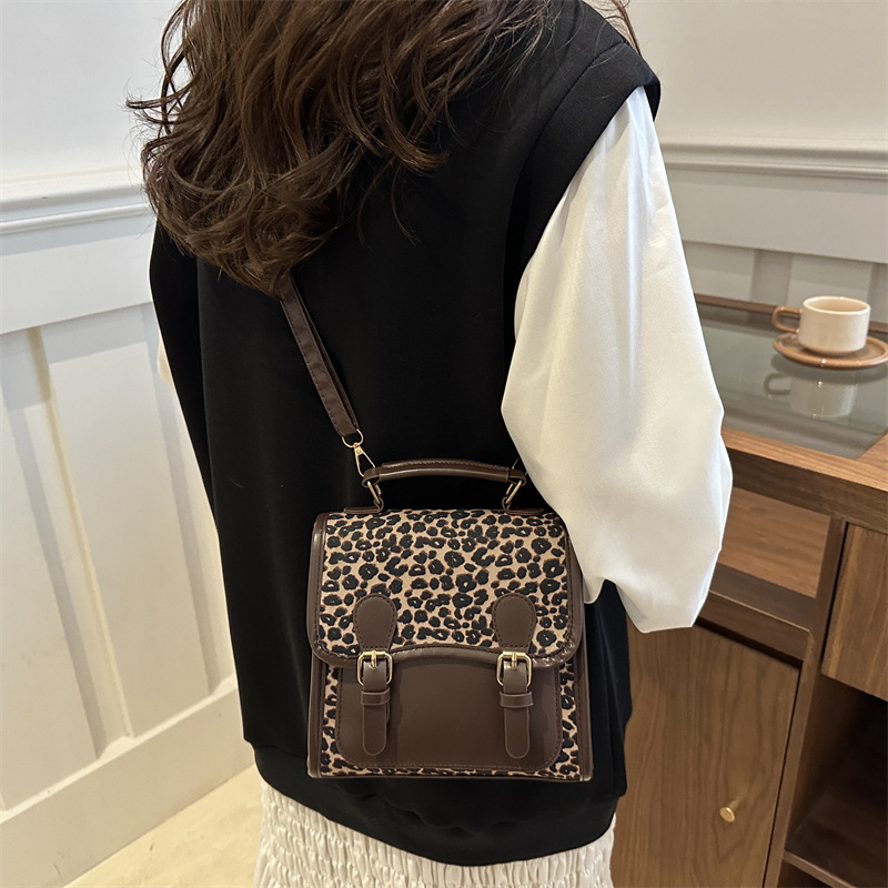 Este año, la popularidad de la mochila de nicho para mujeres 2024 nuevo color de contraste, mochila versátil, mochila de alta calidad, mochila pequeña.