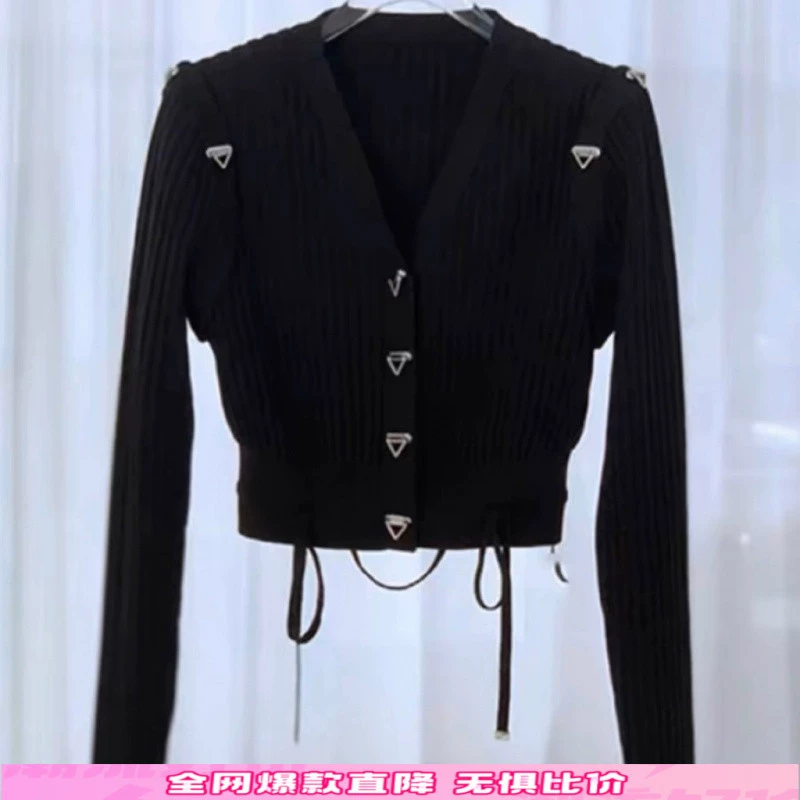 Купите магазин соли с уникальным дизайном V-образным вырезом трикотажный свитер женский 2024 ранней осенью новый стройный модный короткий топ