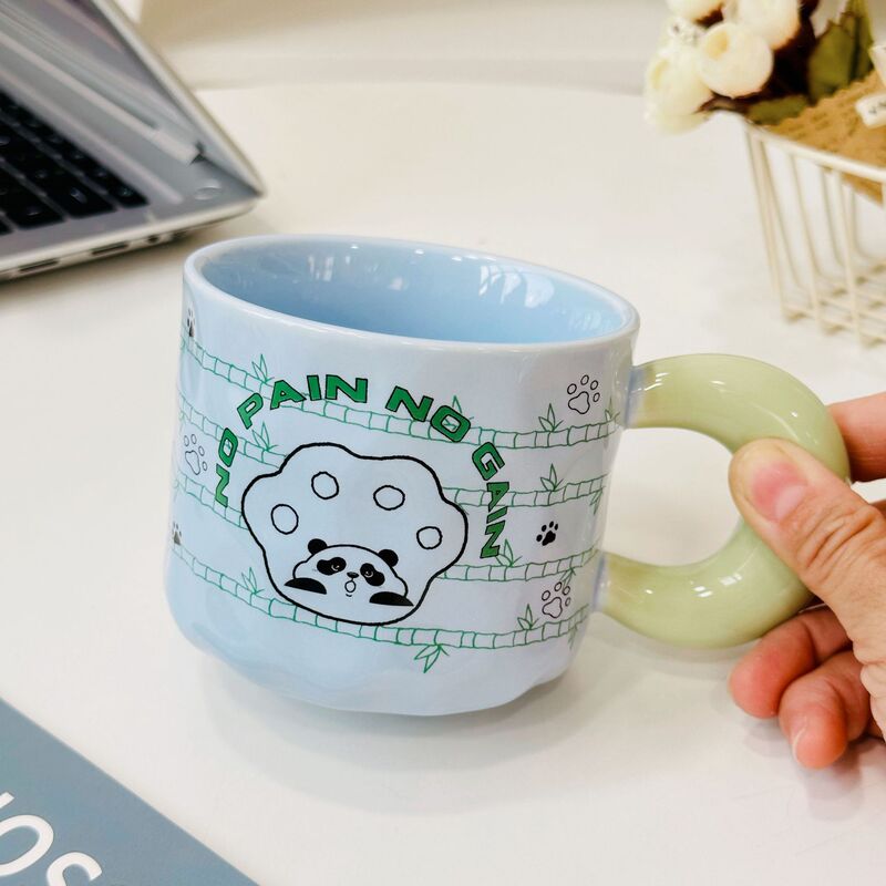 漫画の熊の浮き彫りの陶磁器の杯は1杯のかわいい女子学生の事務を持って水のマグカップの高温の贈り物の杯を飲みます。|undefined