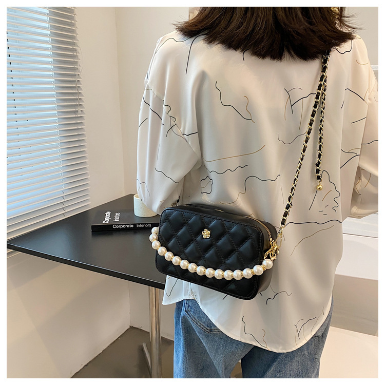 Fashion Pearl Rhomboid Embroidery Thread Shoulder Messenger Portable Bag Wholesale display picture 13