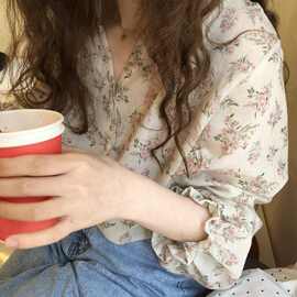 鬼马少女系清新碎花衬衫女2026年i春装气质简约v领喇叭袖锁骨上衣