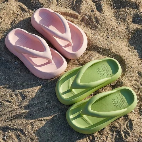 Beach and seaside sandals for women to wear in summer 2024 new style high-end thick-soled flip-flops for women to go out in summer